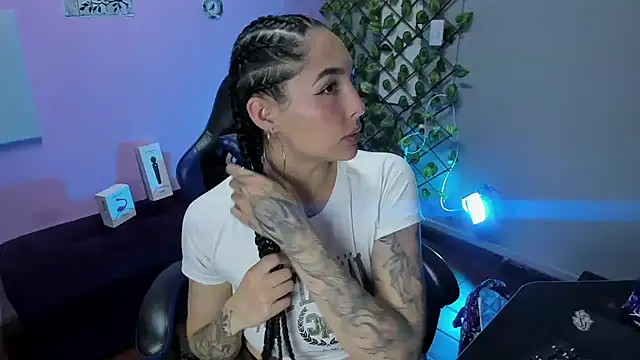 Snapshot of ChloeeTompson_ chatting on December 2, 2025, 8:54 pm ChloeeTompson online show from December 2, 2025, 8:54 pm