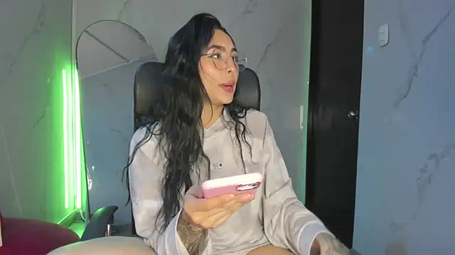 Snapshot of ChloeeTompson_ chatting on November 21, 2025, 3:27 am ChloeeTompson online show from November 21, 2025, 3:27 am