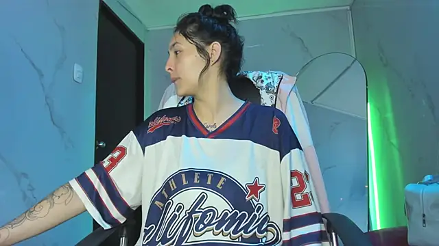 Snapshot of ChloeeTompson_ chatting on November 22, 2025, 2:43 am ChloeeTompson online show from November 22, 2025, 2:43 am