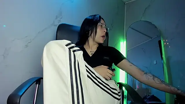 Snapshot of ChloeeTompson_ chatting on November 12, 2025, 3:32 am ChloeeTompson online show from November 12, 2025, 3:32 am