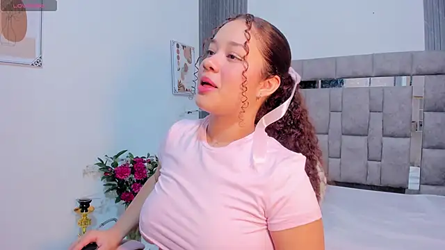 Snapshot of zulyjones chatting on December 5, 2025, 12:37 pm zulyjones online show from December 5, 2025, 12:37 pm