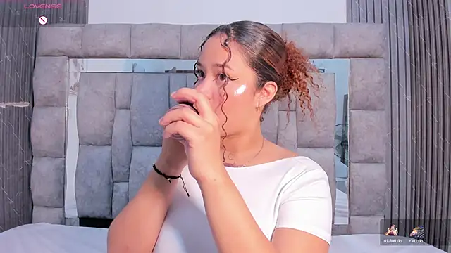 Snapshot of zulyjones chatting on November 6, 2025, 12:09 pm zulyjones online show from November 6, 2025, 12:09 pm