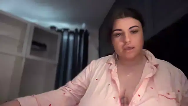 Snapshot of curvybabesx1 chatting on September 21, 2025, 1:05 pm curvybabesx1 online show from September 21, 2025, 1:05 pm