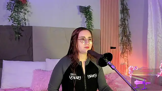 centaurigirl online show from April 11, 2026, 3:05 pm