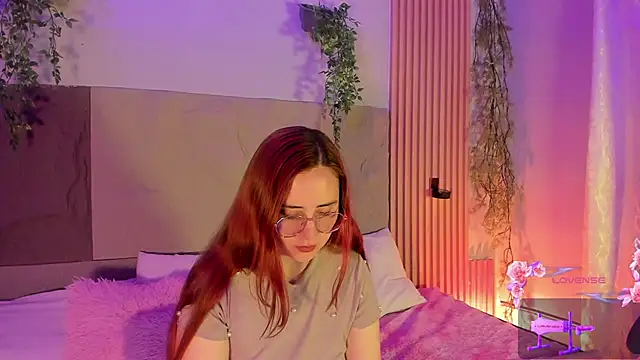 centaurigirl online show from February 17, 2026, 4:32 am