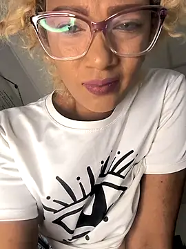 Snapshot of Amaliu_ chatting on March 25, 2026, 1:21 pm Amaliu online show from March 25, 2026, 1:21 pm