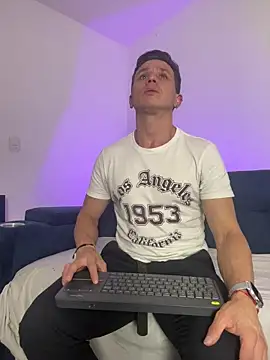 Snapshot of Andrewfalcon chatting on November 11, 2025, 7:30 pm Andrewfalcon online show from November 11, 2025, 7:30 pm