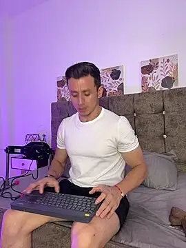 Snapshot of Andrewfalcon chatting on November 3, 2025, 6:44 pm Andrewfalcon online show from November 3, 2025, 6:44 pm