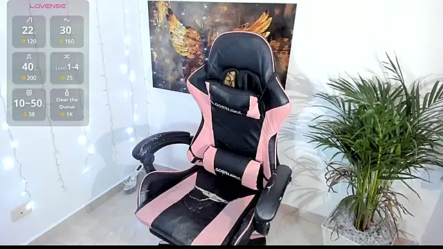 vioolettss online show from February 7, 2025, 12:42 am