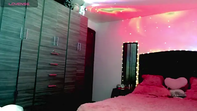 Snapshot of holy_juli chatting on November 15, 2025, 4:05 am holy juli online show from November 15, 2025, 4:05 am