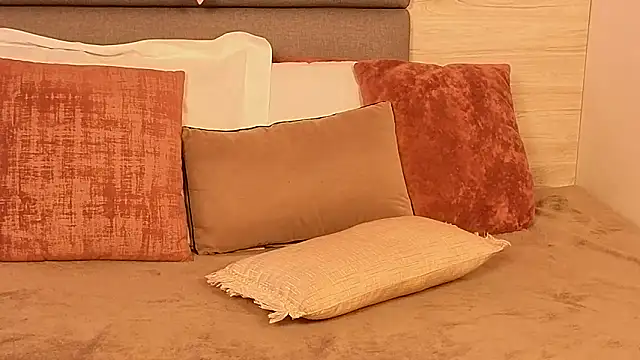 Snapshot of Lily_Miiller chatting on October 27, 2025, 8:43 pm Lily Miiller online show from October 27, 2025, 8:43 pm