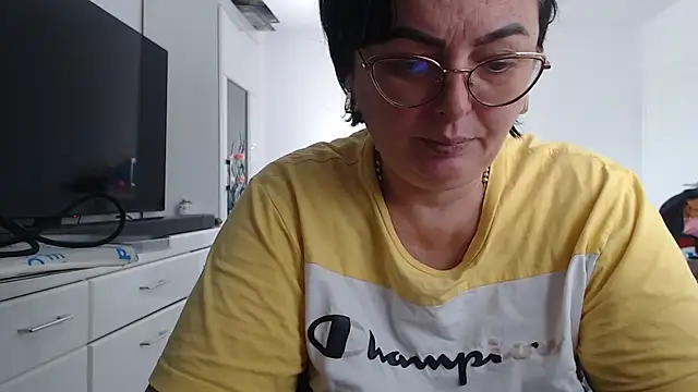 Snapshot of Amandamuller1982 chatting on October 14, 2025, 8:37 am Amandamuller1982 online show from October 14, 2025, 8:37 am