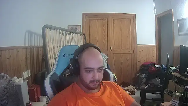 chicomallorca96 online show from September 28, 2025, 2:24 pm