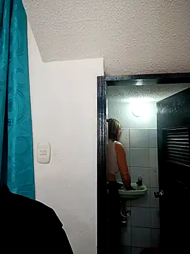 Snapshot of VIOLETA-25_ chatting on October 27, 2025, 3:57 pm VIOLETA-25 online show from October 27, 2025, 3:57 pm