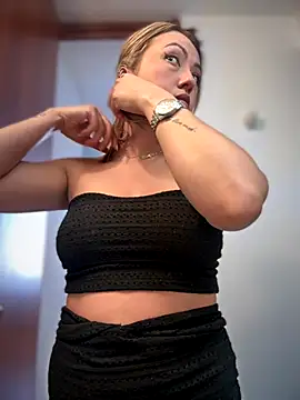 Snapshot of VIOLETA-25_ chatting on December 4, 2025, 2:05 pm VIOLETA-25 online show from December 4, 2025, 2:05 pm