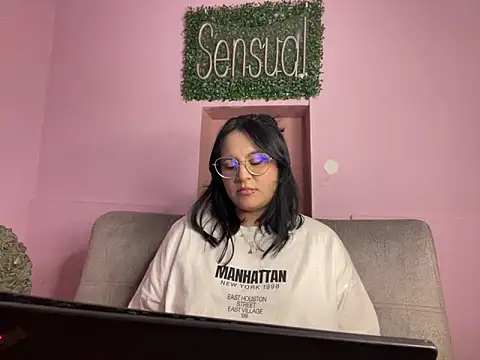 Snapshot of PoliBenett_ chatting on February 11, 2025, 5:29 pm PoliBenett  online show from February 11, 2025, 5:29 pm