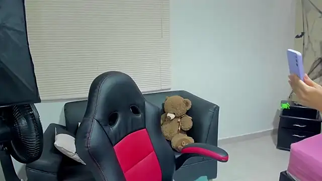 Snapshot of Edelaine_rogers chatting on October 22, 2025, 4:34 am Edelaine rogers online show from October 22, 2025, 4:34 am