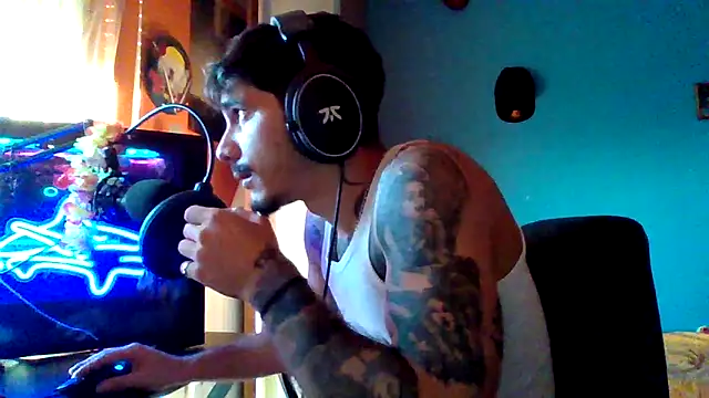 Snapshot of Badboyi1997 chatting on October 28, 2025, 3:33 pm Badboyi1997 online show from October 28, 2025, 3:33 pm