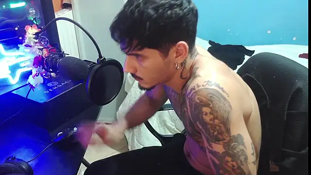 Snapshot of Badboyi1997 chatting on October 15, 2025, 12:09 am Badboyi1997 online show from October 15, 2025, 12:09 am