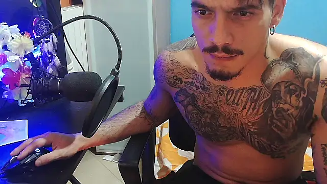 Snapshot of Badboyi1997 chatting on October 6, 2025, 1:07 am Badboyi1997 online show from October 6, 2025, 1:07 am