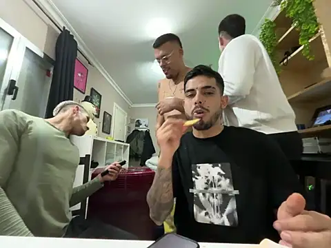 Snapshot of Chicos_defiesta chatting on January 7, 2025, 9:25 pm Chicos defiesta online show from January 7, 2025, 9:25 pm