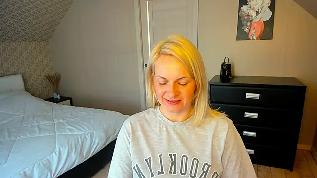 Snapshot of Alicee_Gracee chatting on November 26, 2025, 10:15 am Alicee Gracee online show from November 26, 2025, 10:15 am