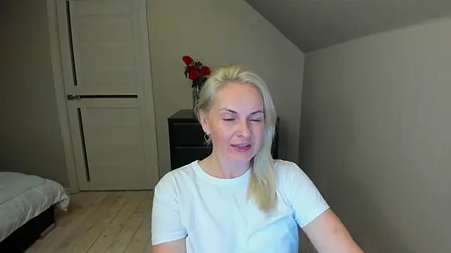 Snapshot of Alicee_Gracee chatting on October 7, 2025, 6:42 pm Alicee Gracee online show from October 7, 2025, 6:42 pm