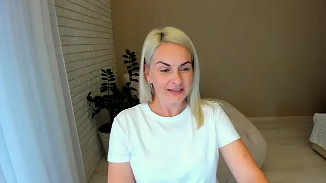 Snapshot of Alicee_Gracee chatting on September 12, 2025, 2:39 pm Alicee Gracee online show from September 12, 2025, 2:39 pm