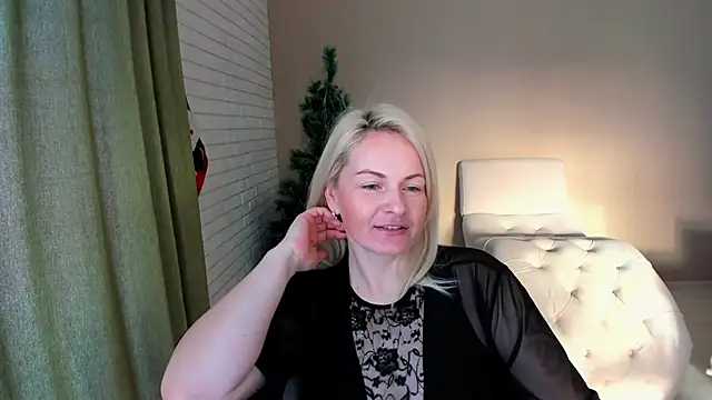 Snapshot of Alicee_Gracee chatting on December 14, 2025, 11:05 am Alicee Gracee online show from December 14, 2025, 11:05 am