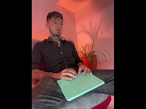 Snapshot of Anthony-Martin chatting on November 4, 2025, 1:15 pm Anthony-Martin online show from November 4, 2025, 1:15 pm