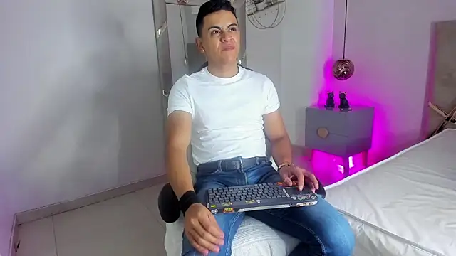 Snapshot of Lucii_fer_ chatting on November 20, 2025, 11:33 am Lucii fer online show from November 20, 2025, 11:33 am