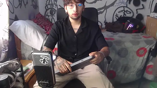 Snapshot of Dereck_Dickson chatting on December 22, 2025, 5:13 pm Dereck Dickson online show from December 22, 2025, 5:13 pm