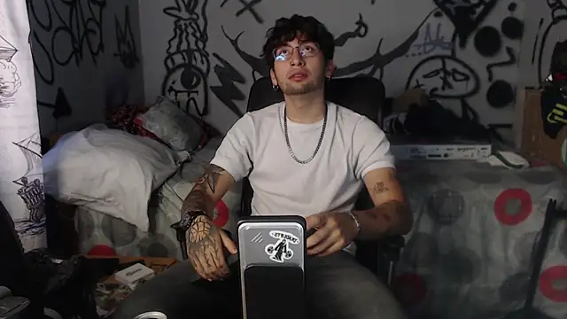 Snapshot of Dereck_Dickson chatting on December 17, 2025, 10:26 pm Dereck Dickson online show from December 17, 2025, 10:26 pm