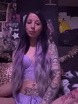 Snapshot of MissMidnightUK chatting on December 5, 2025, 12:10 am MissMidnightUK online show from December 5, 2025, 12:10 am