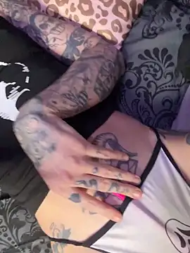 Snapshot of MissMidnightUK chatting on November 25, 2025, 12:22 am MissMidnightUK online show from November 25, 2025, 12:22 am