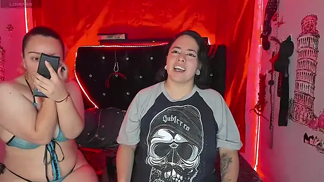 Snapshot of katieeandsharonn chatting on December 2, 2025, 2:30 pm katieeandsharonn online show from December 2, 2025, 2:30 pm