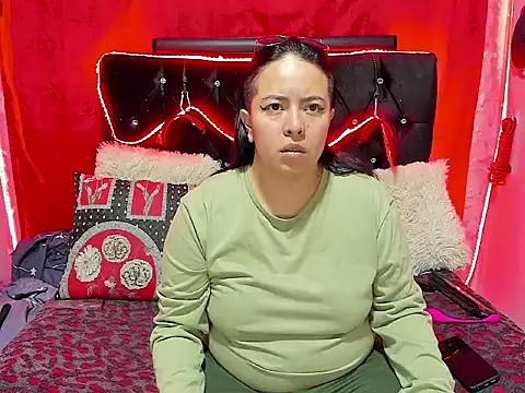 Snapshot of katieeandsharonn chatting on November 8, 2025, 1:36 pm katieeandsharonn online show from November 8, 2025, 1:36 pm