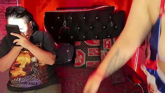 Snapshot of katieeandsharonn chatting on December 1, 2025, 1:34 pm katieeandsharonn online show from December 1, 2025, 1:34 pm