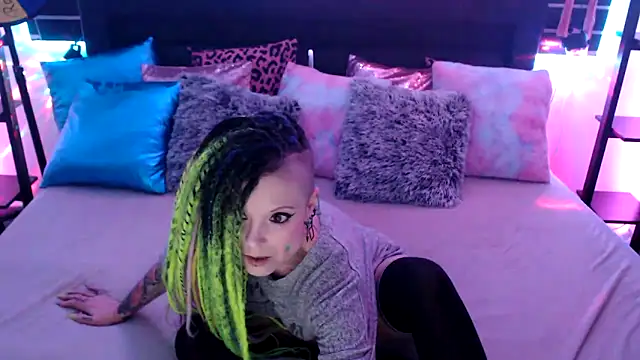 EdgesOfReality online show from December 17, 2025, 10:37 pm