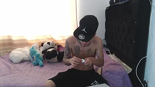 Snapshot of Kitty_and_jake chatting on November 4, 2025, 6:44 pm Kitty and jake online show from November 4, 2025, 6:44 pm