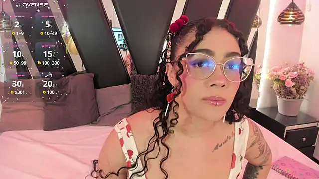 Snapshot of antonelllepiercee chatting on December 4, 2025, 11:20 am antonelllepiercee online show from December 4, 2025, 11:20 am