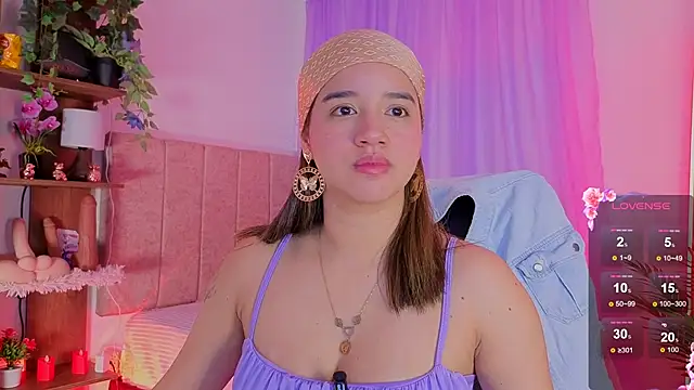 Snapshot of emilyrouxe chatting on November 22, 2025, 3:33 pm emilyrouxe online show from November 22, 2025, 3:33 pm