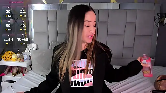 Snapshot of AliceSteel12 chatting on November 19, 2025, 6:08 pm AliceSteel12 online show from November 19, 2025, 6:08 pm