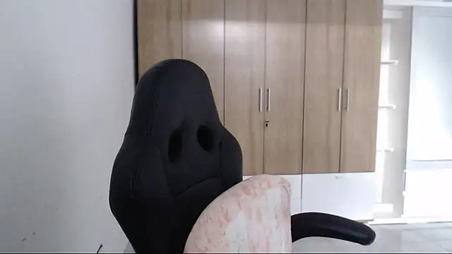 RoxanaLove9 online show from November 10, 2025, 9:31 pm