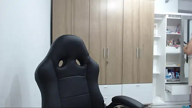 RoxanaLove9 online show from December 5, 2025, 8:50 pm