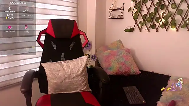 Snapshot of EmberEyes_999 chatting on November 11, 2025, 8:36 pm EmberEyes 999 online show from November 11, 2025, 8:36 pm