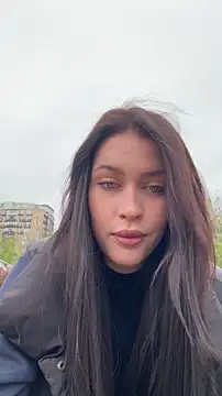 KikiWatson online show from April 18, 2026, 7:33 am