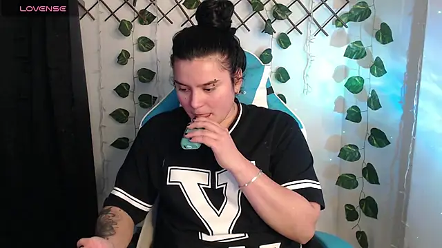 Nika 1  online show from April 16, 2026, 1:06 am