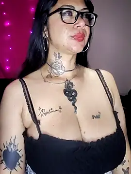 Snapshot of Saloome- chatting on November 24, 2025, 10:43 pm Saloome- online show from November 24, 2025, 10:43 pm