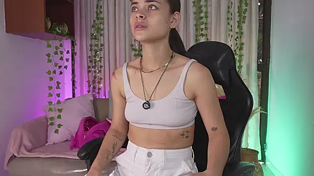 Snapshot of HannaRhodes chatting on December 2, 2025, 2:08 pm HannaRhodes online show from December 2, 2025, 2:08 pm